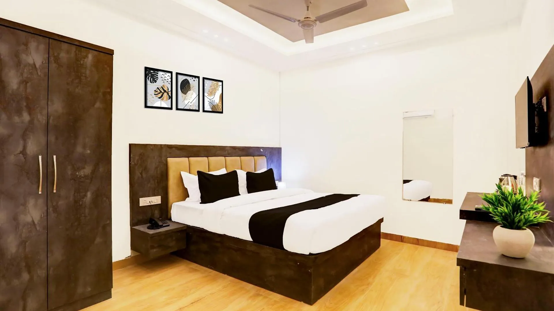 ***  Super Townhouse Balua Road Pahadiya Hotel Varanasi India