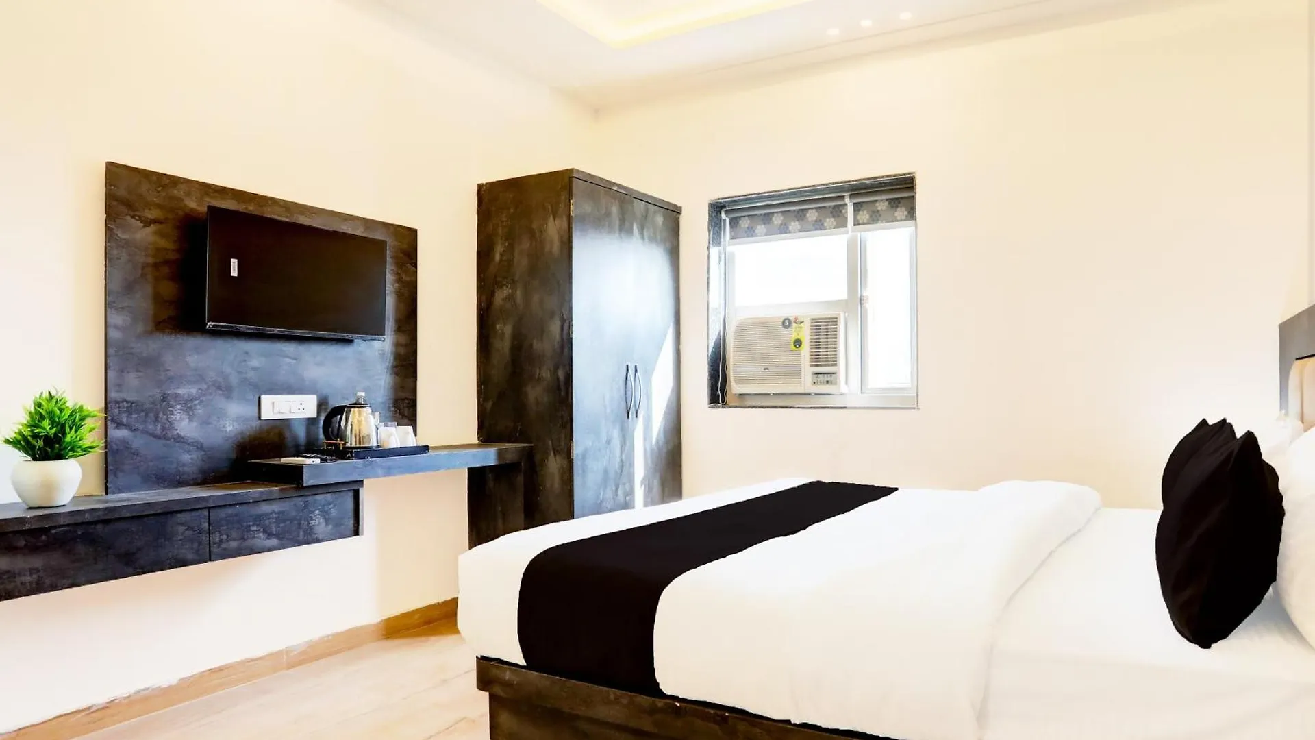Super Townhouse Balua Road Pahadiya Hotel Varanasi 3*,